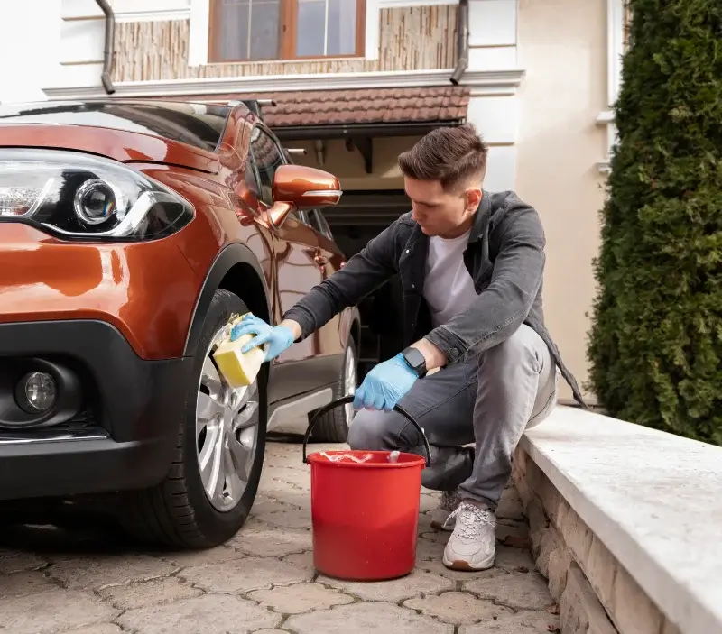 Lavage auto à domicile Vaulx-en-Velin : professionnel intervenant sur un véhicule